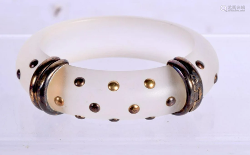 AN UNUSUAL SILVER AND CRYSTAL STYLE BANGLE. 61 grams. 6