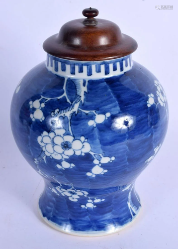 A 19TH CENTURY CHINESE BLUE AND WHITE PORCELAIN