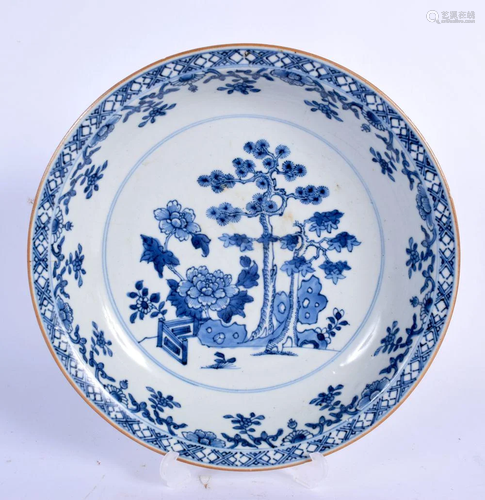 A LARGE EARLY 18TH CENTURY CHINESE BLUE AND WHITE