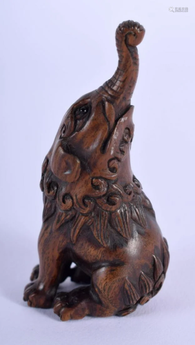 A JAPANESE TAISHO PERIOD CARVED WOOD NETSUKE modelled