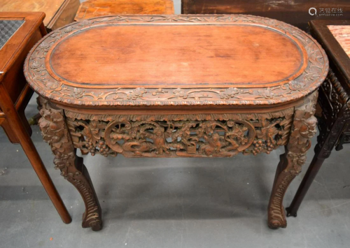 A 19TH CENTURY CHINESE HONGMU HARDWOOD OVAL TABLE…