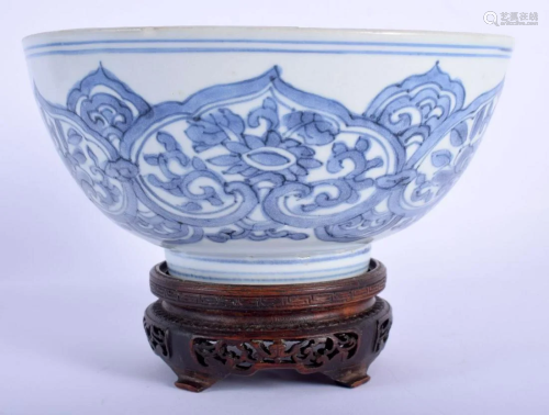 A 16TH/17TH CENTURY CHINESE BLUE AND WHITE PORCEL…