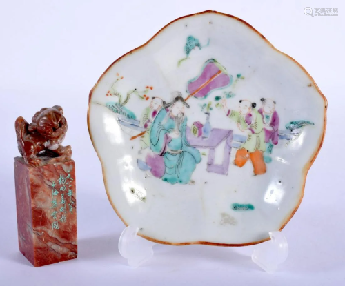AN EARLY 20TH CENTURY CHINESE FAMILLE ROSE LOBED TAZZA