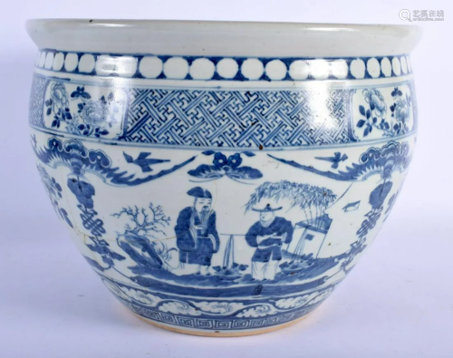 A LARGE 19TH CENTURY CHINESE BLUE AND WHITE PORCEL…