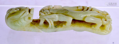 AN 18TH CENTURY CHINESE CARVED JADE BELT HOOK Qing. 93