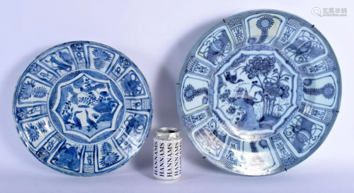 A LARGE 17TH CENTURY CHINESE BLUE AND WHITE KRAAK