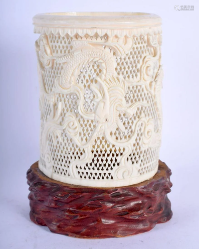 A 19TH CENTURY CHINESE CANTON IVORY TUSK VASE Qing.