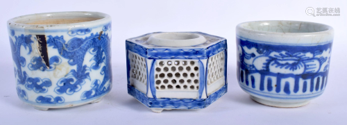 A 19TH CENTURY CHINESE BLUE AND WHITE PORCELAIN CENSER
