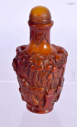 A CHINESE CARVED AMBER TYPE SNUFF BOTTLE AND STOPPER