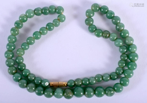 AN EARLY 20TH CENTURY CHINESE CARVED JADEITE BEADS. 33