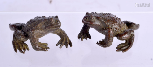 A PAIR OF JAPANESE BRONZE FROGS. 5.5 cm x 4.5 cm.