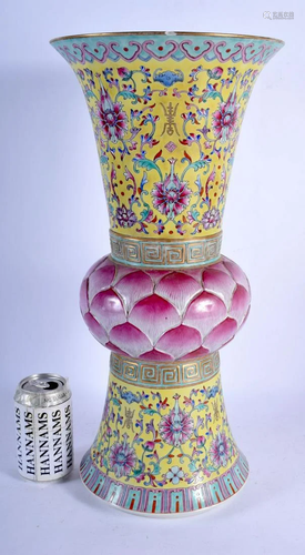 A LARGE EARLY 20TH CENTURY CHINESE FAMILLE ROSE