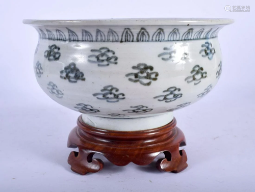 A 19TH CENTURY CHINESE BLUE AND WHITE PORCELAIN CENSER