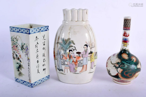 A CHINESE FAMILLE ROSE PORCELAIN CRIMPED VASE 20th