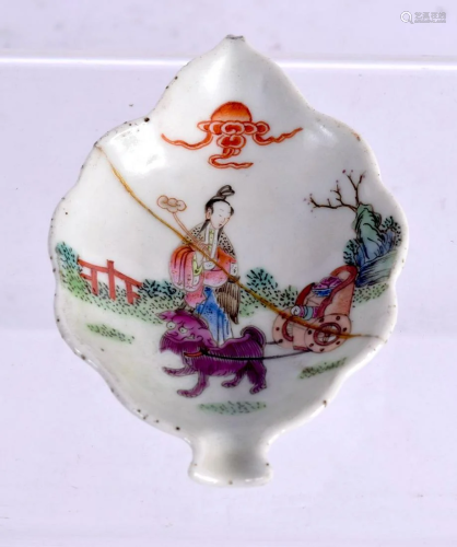 A 19TH CENTURY CHINESE FAMILLE ROSE LEAF SHAPED DISH
