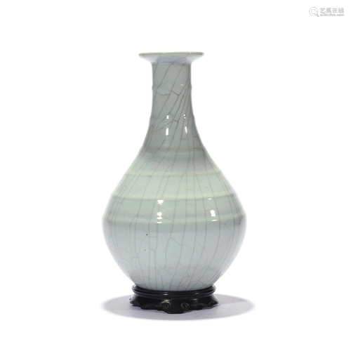 A Guan-ware Banded Vase, Yongzheng Mark