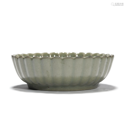 A Celadon Glaze Chrysanthemum Dish