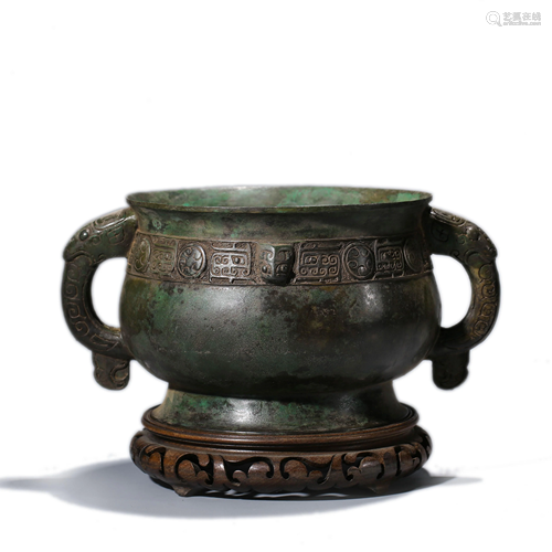 A Bronze Double-Eared Vessel Gui