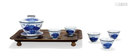 清代（风格） 花鸟纹青花盖碗连五小杯和铜底盘一套