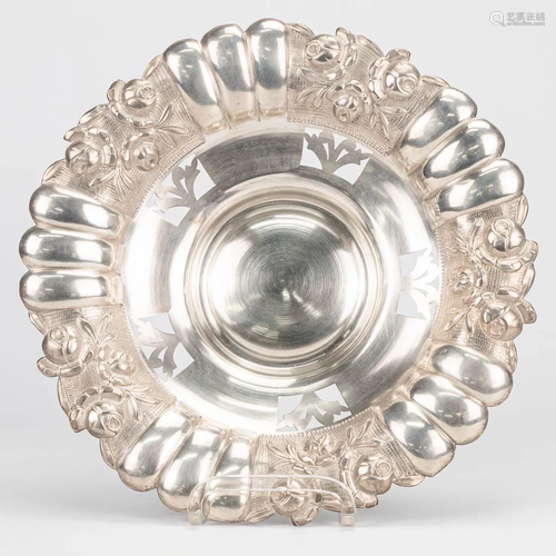 A bowl made of silver, decorated with flowers. 295g.