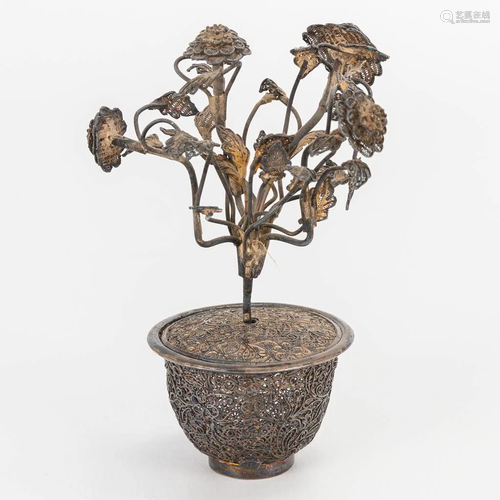 An antique silver flower vase made of filigrana silver.