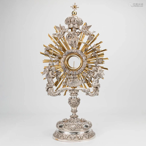 An exceptional monstrance, made of silver and copper.