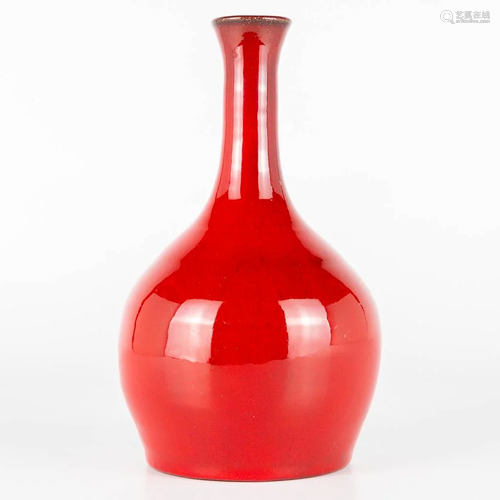 Leon GOOSSENS (XX) A red glazed vase made of ceramics.