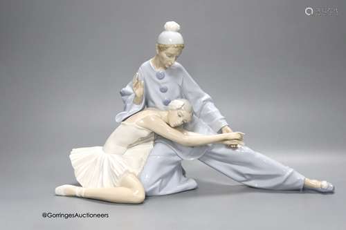 A large Lladro porcelain figure group 'Closing Scene', 24cm