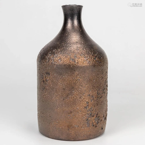 Elisabeth VANDEWEGHE (XX-XXI) a vase made of bronze