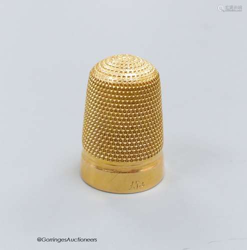 A 15ct. gold thimble with 1910 inscription, 6.4g.