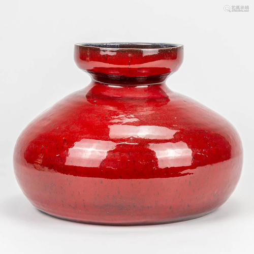 Leon GOOSSENS (XX) A vase made of red glazed ceramics.