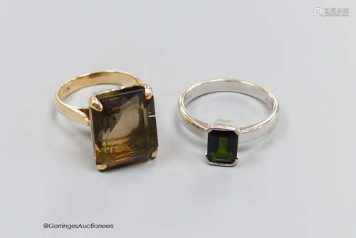 An 18ct white gold and tourmaline ring, size Q, gross 5g, an...