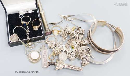 A group of assorted silver jewellery including a charm brace...