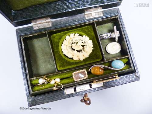 A small green leather jewellery box of assorted minor jewell...