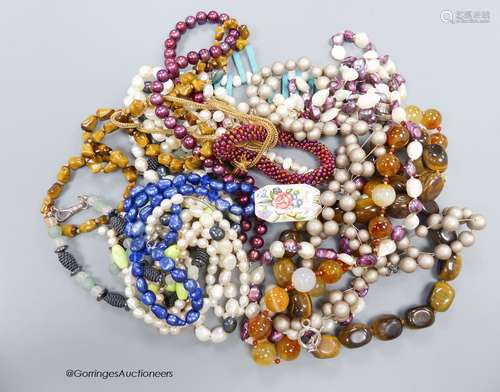 Assorted costume jewellery, necklaces etc