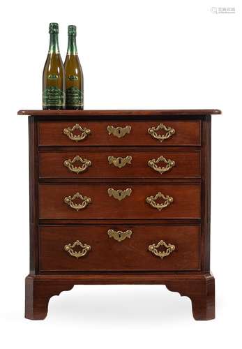 A GEORGE III MAHOGANY CHEST OF DRAWERS, CIRCA 1780