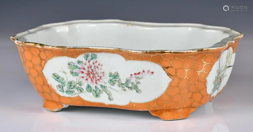 A Famille Rose Basin, 19thC