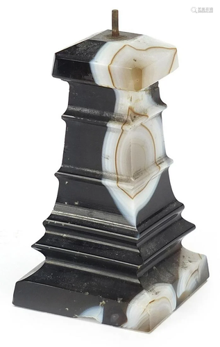 Carved agate pedestal stand, 10cm high