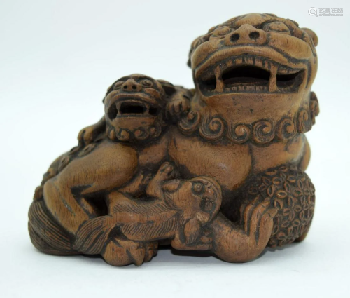 A small Chinese carved wooden figure of a beast. 10cm