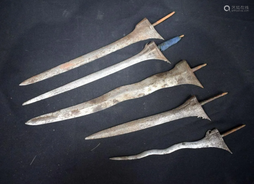 Five metal daggers 39cm (5)