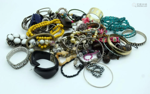 A quantity of costume jewellery Qty.