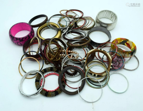 A quantity of costume jewellery Qty.