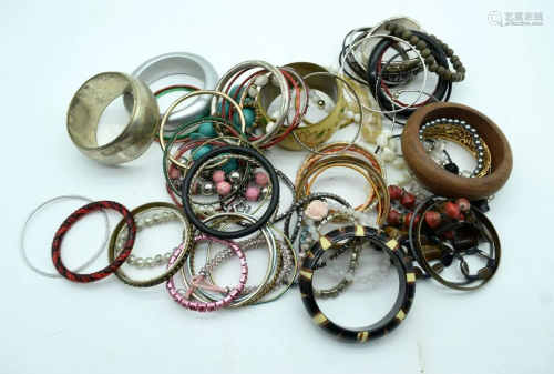 A quantity of costume jewellery Qty.