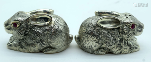 A silver plate cruet set in the form of rabbits 3.5cm.