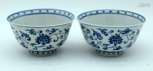 A pair of Chinese blue and white porcelain bowls