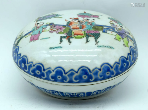 A Chinese porcelain polychrome box decorated with