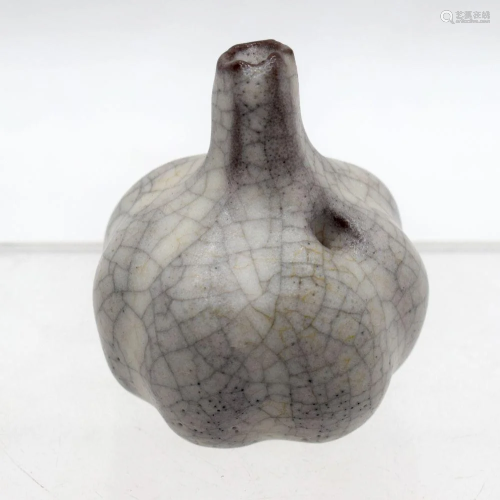 A small Chinese porcelain crackle glazed garlic water