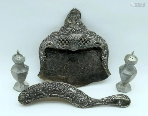 A silver plated crumb sweep and a cruet set 21cm (4).