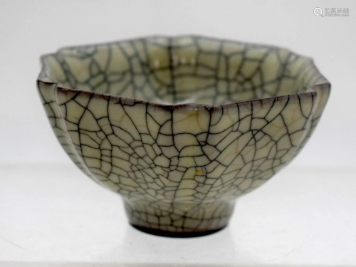 A small Chinese porcelain Crackle glazed dish 5cm.