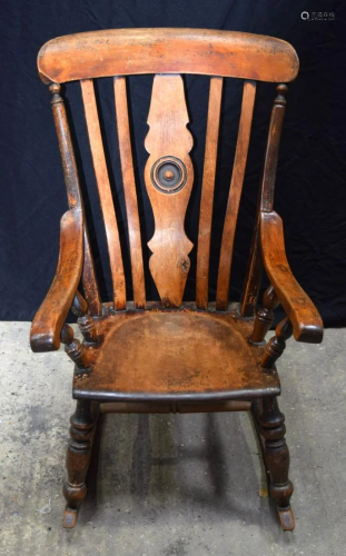 An antique wooden rocking chair.93 x 57 x 72 cm.